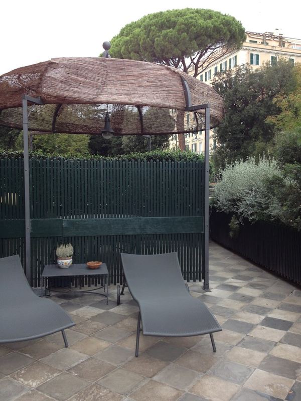 Terrazzo a Genova con lavanda, pino domestico e cactus in vaso — realizzazione Peirano Vivai