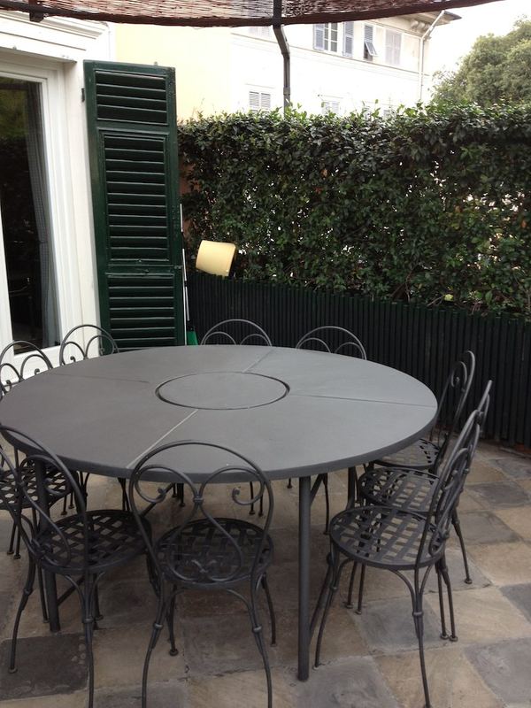 Terrazzo a Genova con alloro e ficus in vaso — realizzazione Peirano Vivai